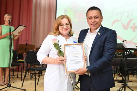 Ульяновск. Айрат Гибатдинов поздравил медиков с наступающим Днем Медицинского работника