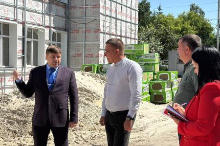 Член ЦК КПРФ, сенатор Российской Федерации Айрат Гибатдинов проверил ход ремонта школ в Ульяновске