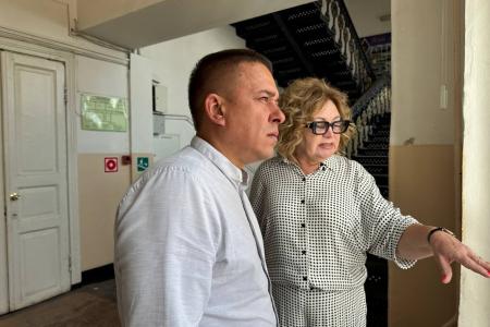 Член ЦК КПРФ, сенатор Российской Федерации Айрат Гибатдинов проверил ход ремонта школ в Ульяновске