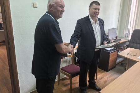 Тюменские коммунисты вручили заслуженную награду преподавателю колледжа