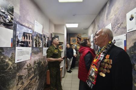 Ямало-Ненецкий автономный округ. В Новом Уренгое открылась фотовыставка памяти военного корреспондента Ростислава Журавлева «И вечность подарить себе в награду…»