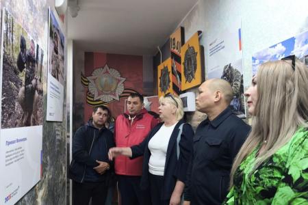 Ямало-Ненецкий автономный округ. В Новом Уренгое открылась фотовыставка памяти военного корреспондента Ростислава Журавлева «И вечность подарить себе в награду…»