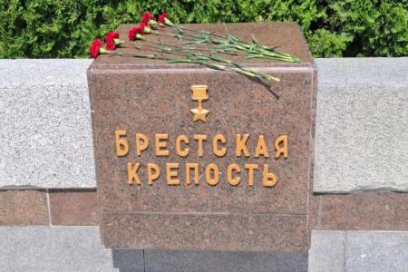 Сталинградские коммунисты приняли участие в мемориальной акции в День памяти и скорби