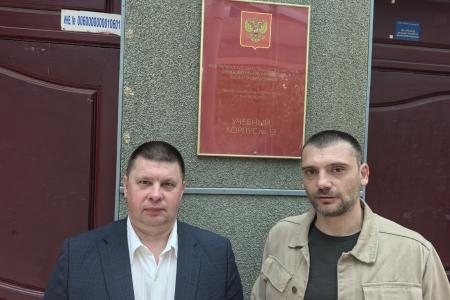 Тюменские коммунисты вручили заслуженную награду преподавателю колледжа