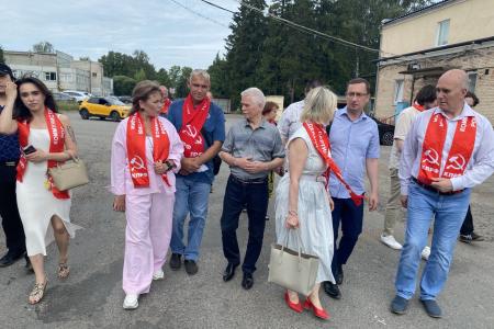 Санкт-Петербург. Депутат Госдумы Сергей Пантелеев возложил цветы к вновь установленному памятнику В.И. Ленину