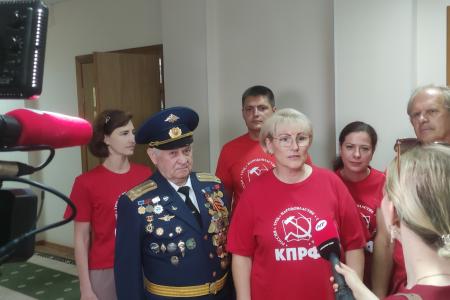 В избирком сданы подписи в поддержку кандидата от КПРФ на пост губернатора Новгородской области