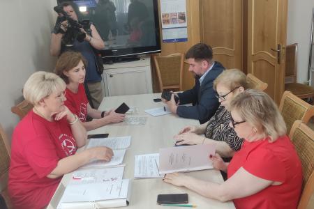 В избирком сданы подписи в поддержку кандидата от КПРФ на пост губернатора Новгородской области