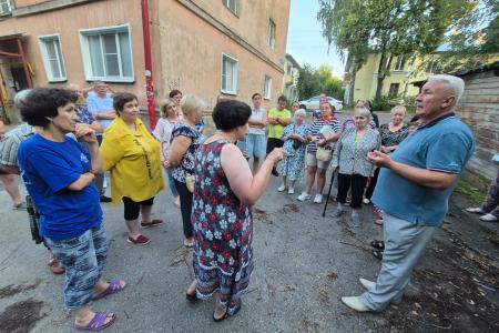 Благоустройство вопреки. Тамбовские коммунисты встретились с жителями домов по улице Б. Федорова