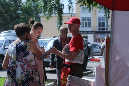 В Омске и Омской области продолжается серия пикетов в поддержку Народного референдума КПРФ