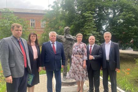 Новых Чайковских и Репиных растят в воронежской Россоши. Депутаты-коммунисты ознакомились с работой школы искусств