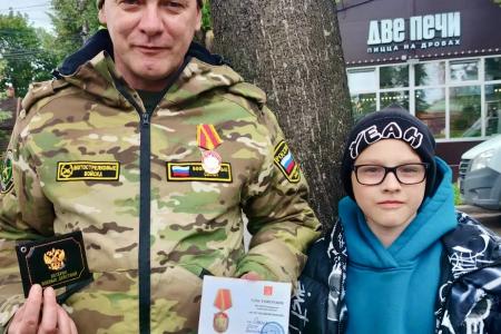 В День ветеранов боевых действий Тульский обком вручил юбилейную медаль к 80-летию Великой Победы участнику СВО, штурмовику П.В. Павлову