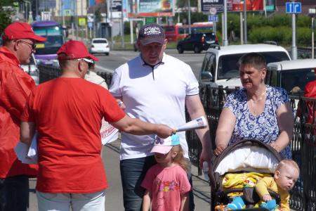 Магаданские коммунисты провели акцию «Красные в городе»