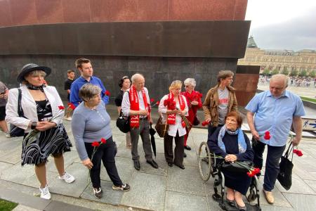 Москва. Алые гвоздики - "рыцарю Революции"