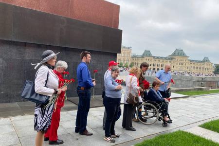 Москва. Алые гвоздики - "рыцарю Революции"