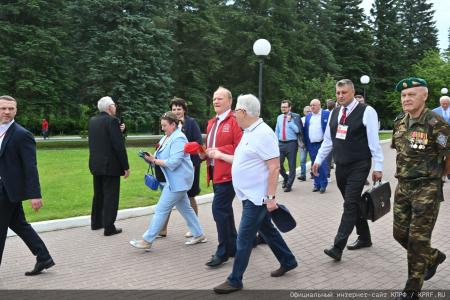 140-й гуманитарный конвой КПРФ ушел из подмосковных «Снегирей»