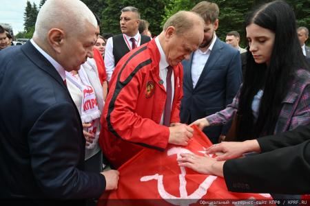 140-й гуманитарный конвой КПРФ ушел из подмосковных «Снегирей»