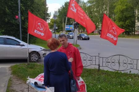 Ивановские коммунисты регулярно выходят к жителям областного центра