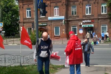 Ивановские коммунисты регулярно выходят к жителям областного центра