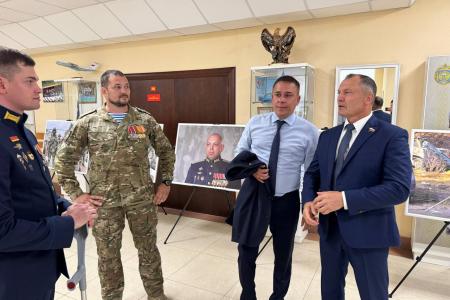 В Рязанском гвардейском высшем воздушно-десантном командном училище имени генерала армии Маргелова состоялось торжественное открытие фотовыставки «Герои Гостомеля»