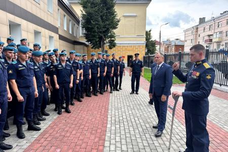 В Рязанском гвардейском высшем воздушно-десантном командном училище имени генерала армии Маргелова состоялось торжественное открытие фотовыставки «Герои Гостомеля»