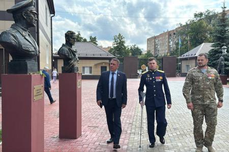 В Рязанском гвардейском высшем воздушно-десантном командном училище имени генерала армии Маргелова состоялось торжественное открытие фотовыставки «Герои Гостомеля»