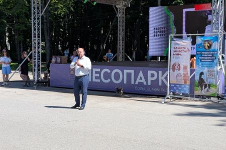 Лидер рязанских коммунистов Денис Сидоров посетил выставку бездомных животных – «Пойдём домой»