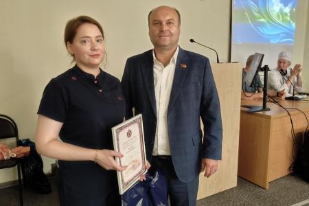 Депутат-коммунист Денис Сидоров вручил награды и памятные подарки Рязанской областной Думы