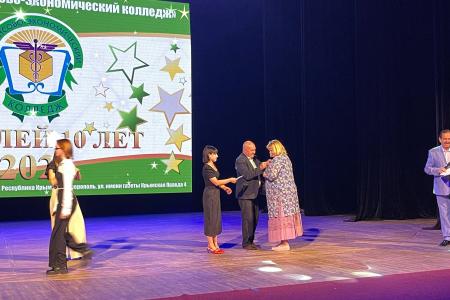 В стенах Государственного академического музыкального театра Республики Крым состоялось торжественное награждение профессорско-педагогического состава Финансово-экономического колледжа