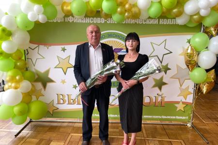 В стенах Государственного академического музыкального театра Республики Крым состоялось торжественное награждение профессорско-педагогического состава Финансово-экономического колледжа