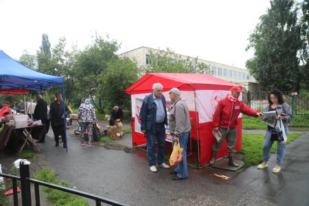 В Омске продолжает работу уличная приемная депутата Госдумы РФ Андрея Алехина