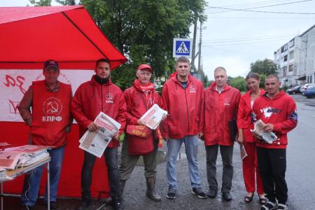 В Омске и Омской области продолжается серия пикетов в поддержку Народного референдума КПРФ