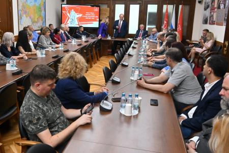Г.А. Зюганов наградил памятными медалями сотрудников аппарата фракции КПРФ в Госдуме