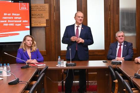 Г.А. Зюганов наградил памятными медалями сотрудников аппарата фракции КПРФ в Госдуме