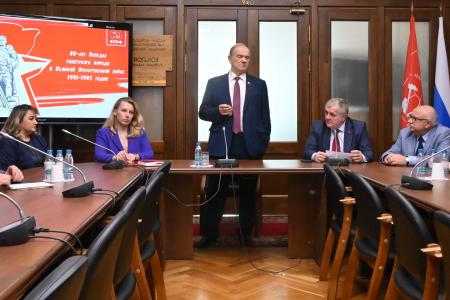 Г.А. Зюганов наградил памятными медалями сотрудников аппарата фракции КПРФ в Госдуме