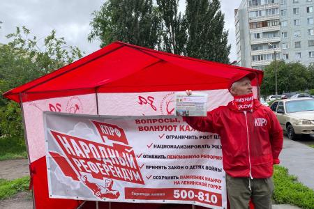В Омске продолжает работу уличная приемная депутата Госдумы РФ Андрея Алехина