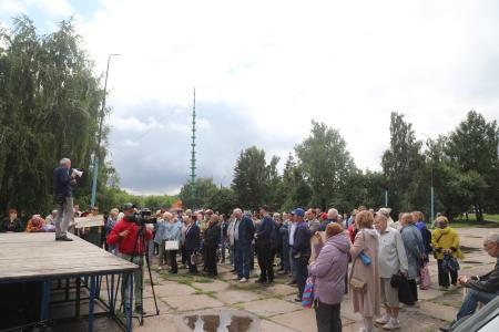 В Омске продолжает работу уличная приемная депутата Госдумы РФ Андрея Алехина
