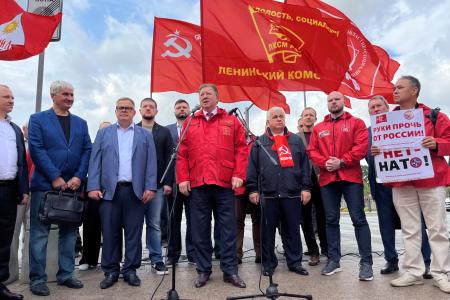 Руководитель фракции КПРФ Александр Наумов выступил у представительства Евросоюза в Москве на встрече депутатов КПРФ