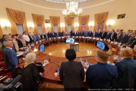 Руководитель фракции КПРФ в Мособлдуме Александр Наумов принял участие в круглом столе, посвященном годовщине событий августа 1991 года