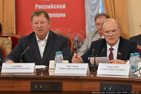 Руководитель фракции КПРФ в Мособлдуме Александр Наумов принял участие в круглом столе, посвященном годовщине событий августа 1991 года