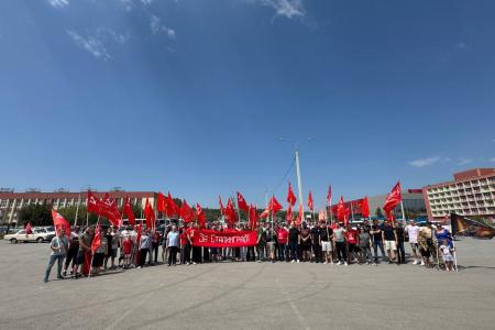 "За Сталинград!". Автопробег волгоградских коммунистов и комсомольцев