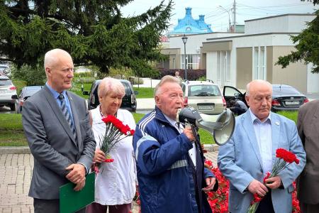 Цветы Е.К. Лигачёву в День Рождения Томской области