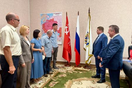 Нижегородские коммунисты вручили награды волонтерам, оказывающим помощь бойцам СВО