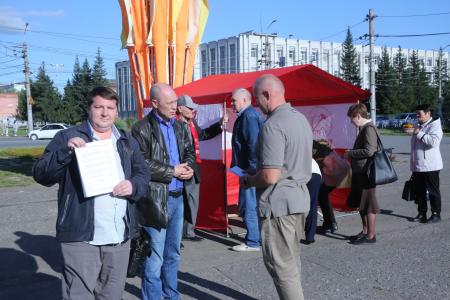 В Омске продолжается акция «красная палатка»