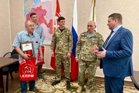 Нижегородские коммунисты вручили награды волонтерам, оказывающим помощь бойцам СВО