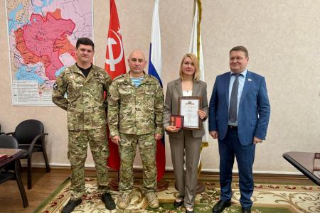 Нижегородские коммунисты вручили награды волонтерам, оказывающим помощь бойцам СВО