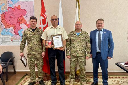 Нижегородские коммунисты вручили награды волонтерам, оказывающим помощь бойцам СВО