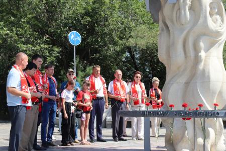 Коммунисты почтили память жертв массированной бомбардировки Сталинграда