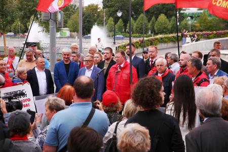 Депутаты-коммунисты провели встречу у представительства Евросоюза в Москве