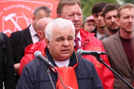 Депутаты-коммунисты провели встречу у представительства Евросоюза в Москве