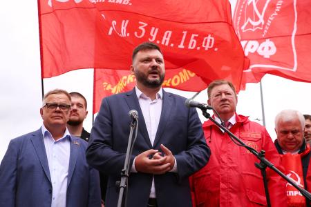 Депутаты-коммунисты провели встречу у представительства Евросоюза в Москве